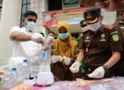 Kejari Tapin Musnahkan Barang Bukti dari 64 Perkara