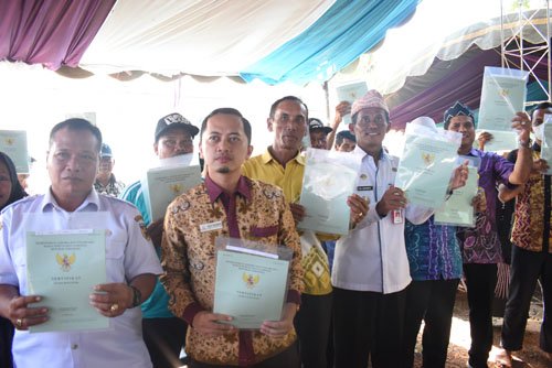 Bupati Serahkan Sertipikat Tanah Program PTSL Ke Warga Desa Sungai Bakau 2 hal 11 Tala 2 3 klm 2