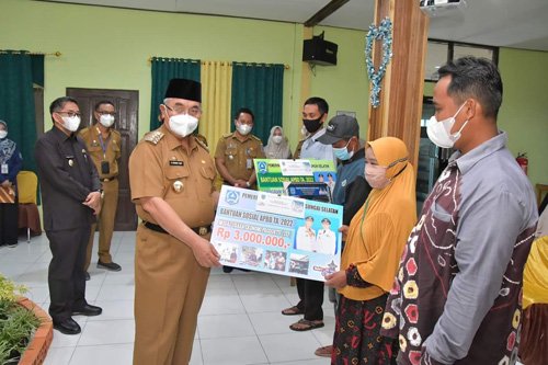 Bupati Salurkan Bantuan PRS dan UEP ke Kalumpang dan Simpur 1 hal 12 HSS 1 3 klm 22