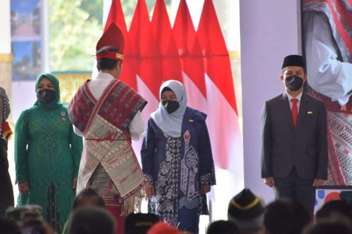 Isnaniah Dianugerahi Satyalacana Wira Karya 1 hal 12 HSS 3 klm 7