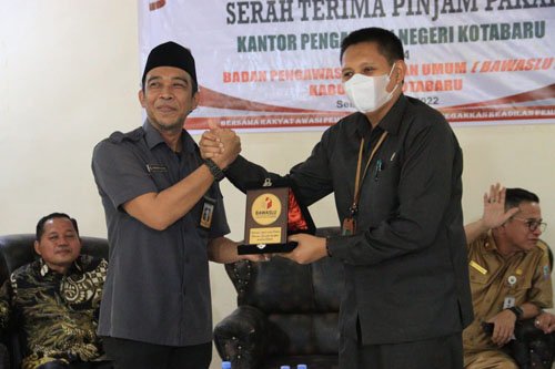 Penyerahan Gedung Pinjam Pakai untuk Bawaslu Kotabaru 1 hal 16 K Baru 3 klm 10
