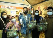 Menparekraf Sandiaga Uno Kunjungi Stand Pokmas HSU