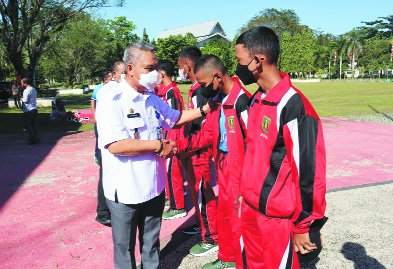 Wabup Lepas Atlet POPDA Asal Tabalong 1 tab 1