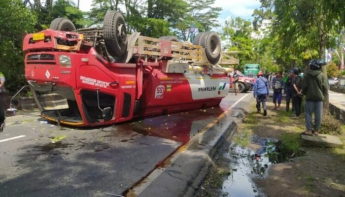 Truk Pengangkut Solar Subsidi Terbalik, Pertamina Suplai Ulang Pasokan