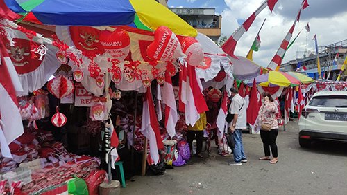 Ramai Pembeli, Penjualan Pernik-pernik Agustusan Meningkat 1 8 4klm 4