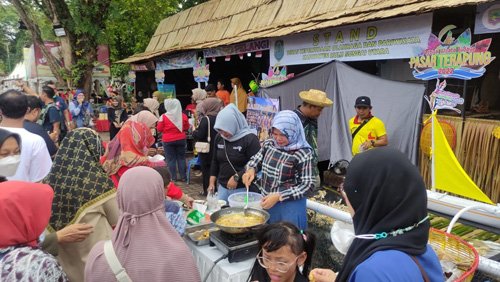 Banyak Terjadi Transaksi Selama Festival Budaya Pasar Terapung 1 8 4klm 5