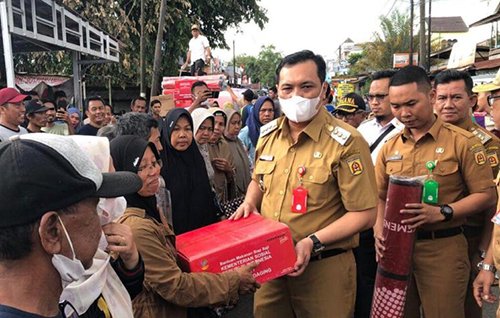 Wali Kota Banjarbaru Salurkan Bantuan Warga Kemuning 1 Hal 10 3 Klm BJB 2