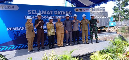 Hal 10 3 Klm Bangun Gedung DPRD Foto bersama