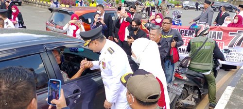 Peringati HUT RI Ke 77, Walikota Banjarbaru Bagikan Ribuan Bendera 2 Hal 10 7 KLm Gabung 2