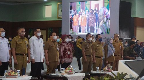 Wali Kota Banjarbaru Apresiasi Pemberian NIB Kepada Ratusan Pelaku UMK 1 Hal 10. 3 Klm BJB 1