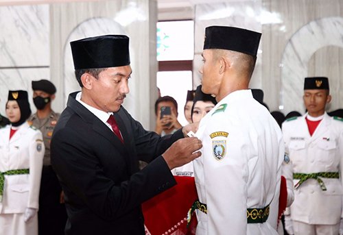 Bupati Kukuhkan Paskibraka Kabupaten Banjar 1 Hal 16 4 KLm Martapura Kukuhkan Paskibraka