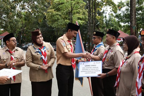 Hal 16 4 KLm Martapura Lepas kontingen