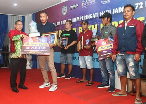 Hal 16 4 KLm Martapura Serahkan tropy