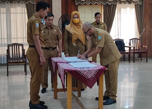 Bupati Ingatkan Kinerja Disdukcapil Jadi Perhatian Masyarakat 1 Hal 16 4 Klm Martapura Lantik pejabat