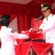 Hal 16 4 Klm Martapura Serahkan bendera