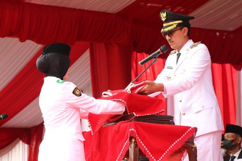 Bupati Pimpin Upacara HUT RI Ke 77 1 Hal 16 4 Klm Martapura Serahkan bendera