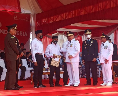 Walikota Serahkan Remisi ke Warga Binaan Supaya Jadi Pribadi Yang Baik 1 Hal 9 3 KLm Kontrak 2 11