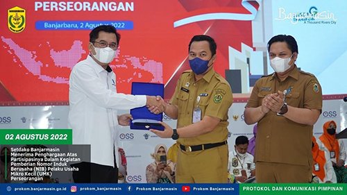 Sekretaris Daerah Kota Banjarmasin, Ikhsan Budiman Hadiri Pemberian NIB Pelaku Usaha Mikro Kecil (UMK) Perseorangan 1 Hal 9 3 Klm Kontrak 2 2