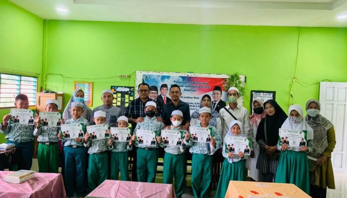 Heru Salurkan Beasiswa PIP Siswa Kurang Mampu