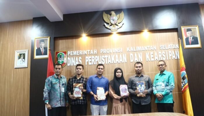 Dispersip Kalsel Berikan Penghargaan Pemustaka Teladan