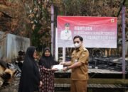 Bupati HST Berikan Bantuan untuk Korban Kebakaran di Desa Mandingin 29 Bupati HST Berikan Bantuan untuk Korban Kebakaran di Desa Mandingin