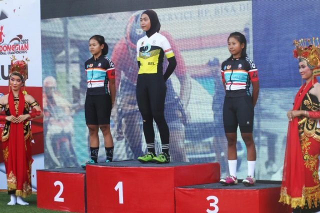 Berkat Dukungan Jhonlin, Tiga Atlet dan Seorang Pelatih Balap Sepeda Berprestasi Cemerlang 3 WhatsApp Image 2022 08 14 at 14.11.13 scaled