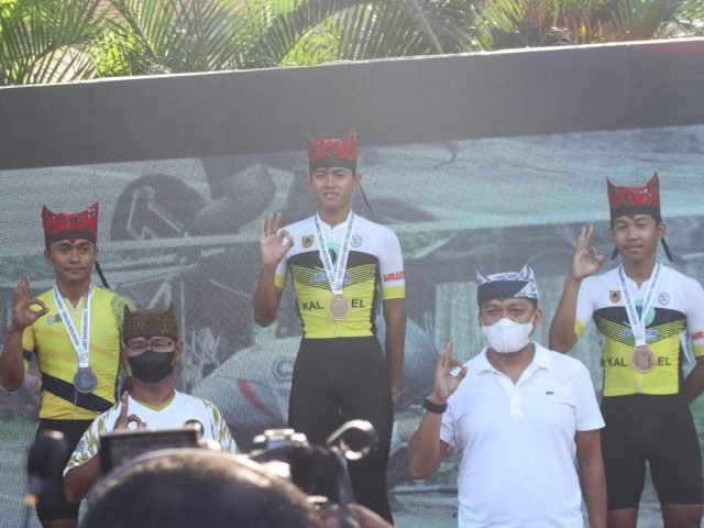 Berkat Dukungan Jhonlin, Tiga Atlet dan Seorang Pelatih Balap Sepeda Berprestasi Cemerlang 1 WhatsApp Image 2022 08 14 at 14.11.14 scaled