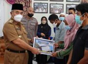 Bupati Salurkan Bansos PRS dan UEP 2022 ke Daha 22 Bupati Salurkan Bansos PRS dan UEP 2022 ke Daha