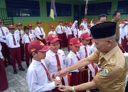 Dispenda Kotabaru Bagikan Bendera Merah Putih