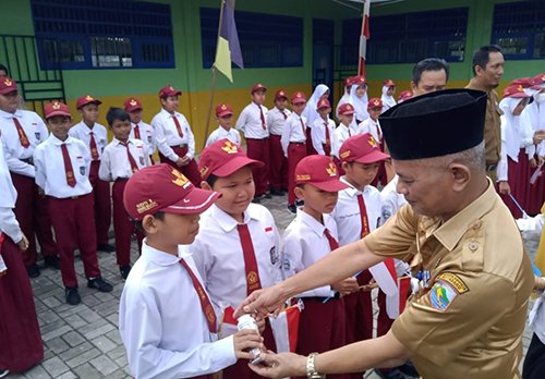 Dispenda Kotabaru Bagikan Bendera Merah Putih 1 hal 16 K Baru 3 klm 8
