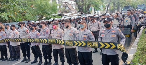 Anggota Sat Sabara Siap Siaga Menghadapi Pendemo 1 6 Demo 4klm
