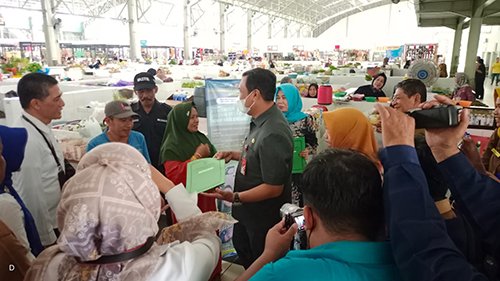 Ratusan Pedagang Pasar Bauntung Banjarbaru Dapatkan Potongan Restribusi Pasar 1 Hal 10 3 KLm BJb 1 10