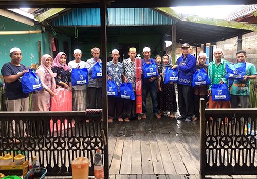 Hal 16 4 KLm Martapura Serahkan bantuan