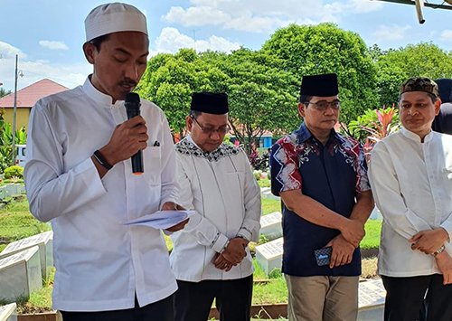 Hal 16 4 Klm Martapura Prosesi pemakaman