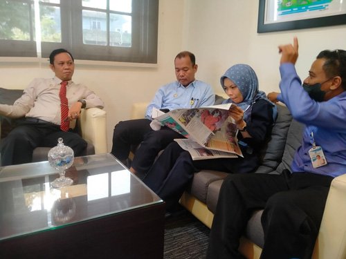 Hal 9 1 KLm H Supian MT baju ping dasi merah