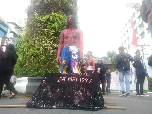 Dua Taman Vertikal Dibabat DLH 1 Hal 9 3 Klm Taman