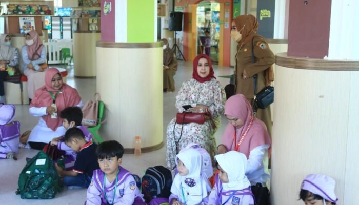 Anggota DPRD Kalsel Syarifah Rogayah Ajak Ratusan Pemustaka Cilik Ke Perpustakaan Palnam
