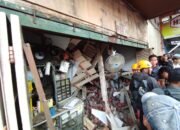 Lantai Bangunan Toko Tua H Ali Ambruk, Dua Karyawan Sempat Terjebak