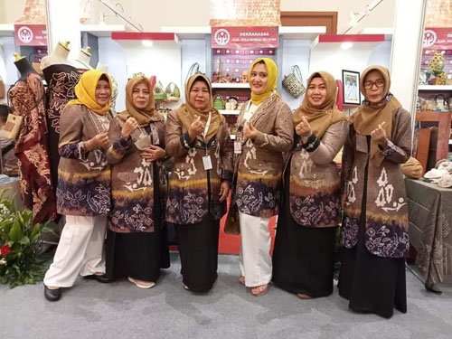 Ketua Dekranasda HSS Hadiri Rakernas dan Pembukaan Pameran Kriyanusa 1 hal 12 HSS 3 klm 14