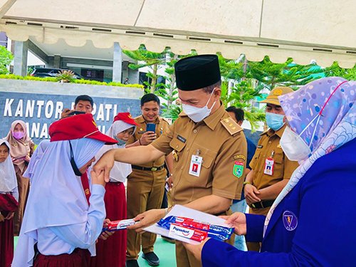Ambo Sakka Buka Kegiatan Sikat Gigi Bersama Anak Sekolah Dasar 1 hal 12 Tanbu 25 klm 3