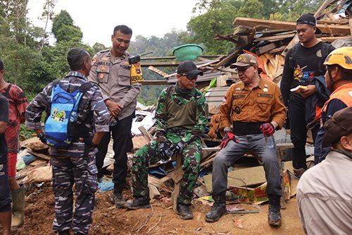Bupati Kotabaru Tinjau Lokasi Bencana Tanah Longsor 1 hal 16 K Baru 3 klm 16