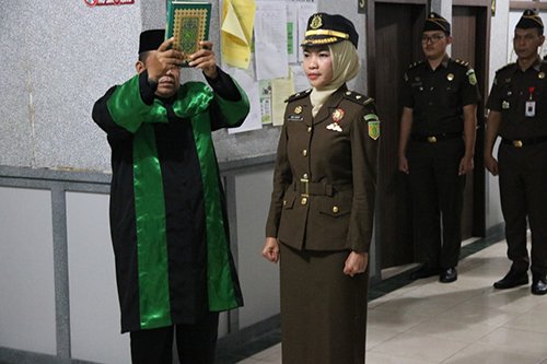 Nani Aryanti Dilantik Menjabat Kepala Sub Pembinaan Kejaksaan Kotabaru 1 hal 16 K Baru 3 klm 2
