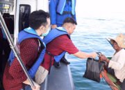 Polres Kotabaru Bagikan Sembako ke Nelayan
