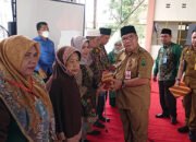 Plt Bupati HSU Serahkan Bingkisan Pelopor Koperasi dan Panti Asuhan