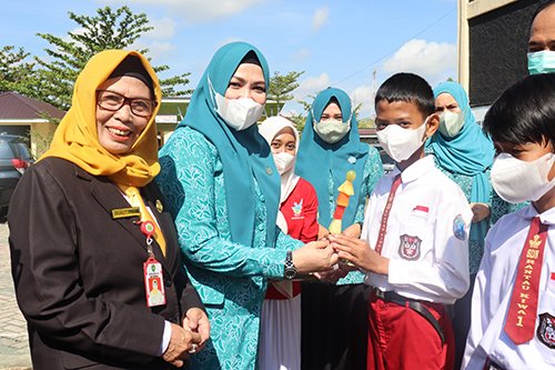 Peringati Hari Kesehatan Gigi dan Mulut Menyikat Gigi Bersama Murid Sekolah 1 hal 2 Rantau 4 klm 2