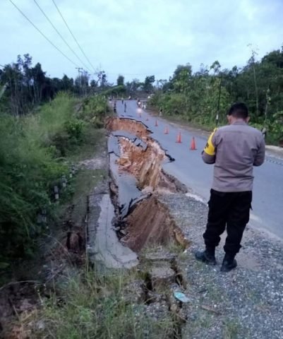 Jalan Kuala Kurun – Palangka Raya yang Amblas Segera Ditangani 1 15 kalteng1 8