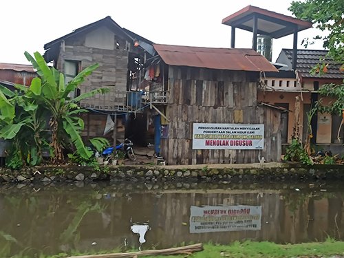 Hal 10 3 Klm Menolak Digusur