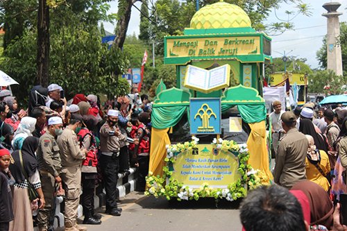 Hal 10 3 Klm Pawai di balik jeruji besi