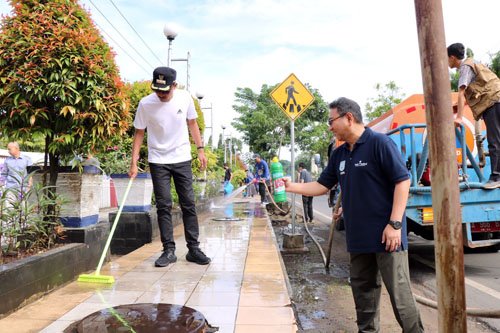 Edukasi Masyarakat, Bupati Pimpin Jumat Bersih 1 Hal 16 4 Klm Martapura JUMAT BERSIH