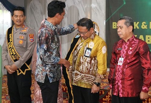 Bupati Kukuhkan Bapak-Ibu Asuh Anak Stunting 1 Hal 16 4 Klm Martapura Kukuhkan